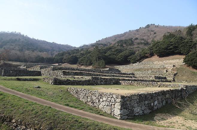 용장성은 고려시대 삼별초가 진도를 근거지로 몽골에 항전했던 산성이다. 지금도 용장산 기슭에는 성벽이 남아있고, 성안에 궁궐터가 남아있다.