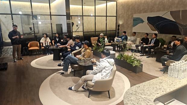 광주시 서구 중앙공원 롯데캐슬분양홍보관에서 지난 2일 열린 ‘바닥충격음 차단구조 설명회’에 참석한 입주 예정자들이 층간 소음 방지를 위한 공법 선정 과정 등을 듣고 있다. <중앙공원 롯데캐슬 제공>