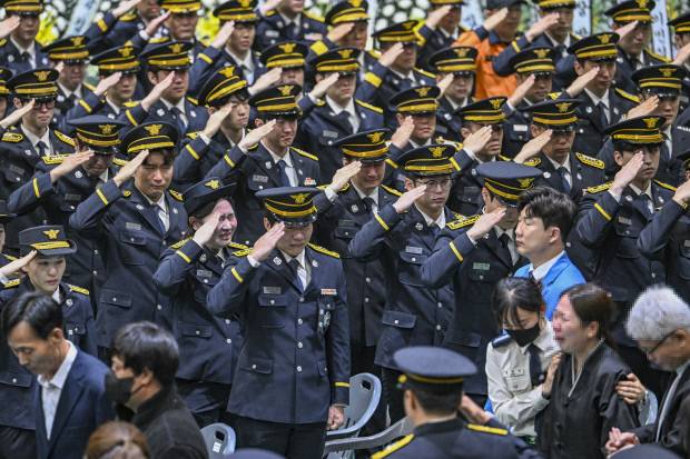 14일 오전 완도군 완도읍 완도농어민문화체육센터에서 고(故) 박승원 소방경과 고(故)  노태영 소방교의 영결식이 엄수됐다. 이날 영결식에서 제복을 입은 동료 소방관들이 거수경례를 하면서 눈물을 흘리고 있다.  /김진수 기자 jeans@kwangju.co.kr