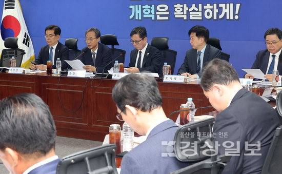 ▲ 더불어민주당 '중동 상황 경제 대응 특별위원회' 위원장인 유동수(왼쪽 두 번째) 의원이 13일 국회 의원회관에서 열린 '중동전쟁 경제 대응 특위 3차 회의'에서 발언하고 있다. 연합뉴스