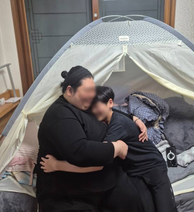 박민호(17·가명) 군과 그의 어머니 조희진(43·가명) 씨가 서로를 안고 있다. 민호 군은 엄마를 볼 때면 늘 웃는다. 신중언 기자