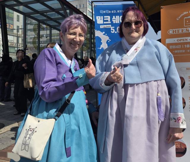 11일 오후 그룹 방탄소년단(BTS)의 공연이 열리는 고양종합운동장 인근에서 '아미'(팬덤명) 들이 포즈를 취하고 있다. 연합뉴스