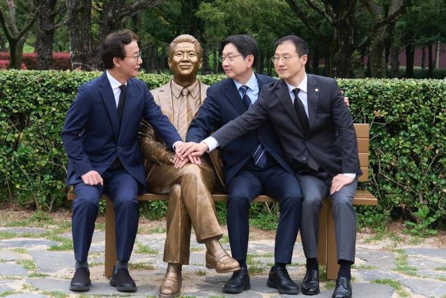 14일 봉하마을에서 열린 부울경 메가시티 출정식에 참석한 전재수, 김경수, 김상욱 후보가 노무현 대통령 동상과 기념사진을 찍고 있다. 더불어민주당 제공