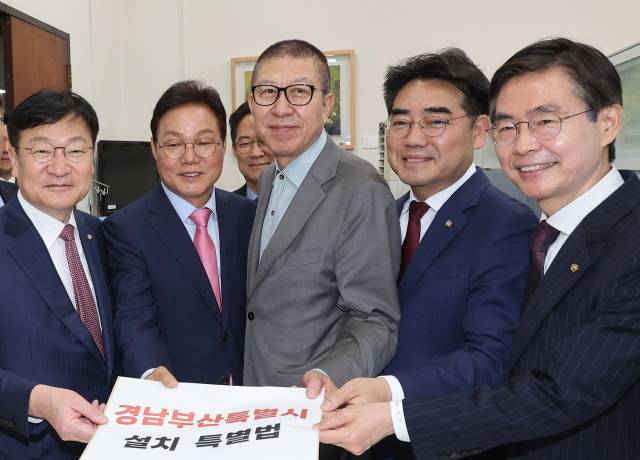 국민의힘 정점식 정책위의장(앞줄 왼쪽부터). 박완수 경남도지사. 박형준 부산시장, 이성권 부산시당위원장, 조경태 의원이 14일 국회 의안과에 '경남부산특별시 설치 특별법'을 제출하고 있다. 연합뉴스