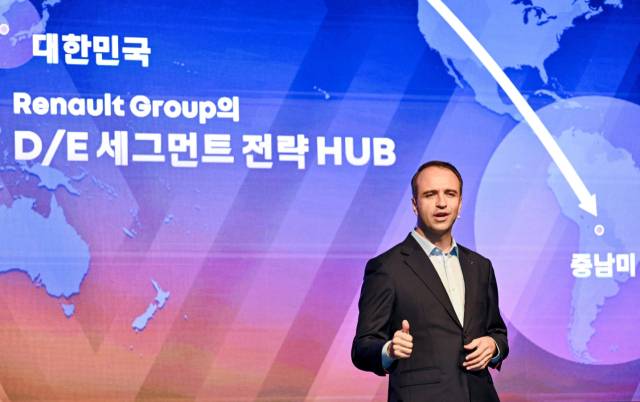 니콜라 파리 르노코리아 사장이 14일 서울 용산구 그랜드 하얏트 호텔에서 열린 기자 간담회에서 발표하고 있다. 연합뉴스