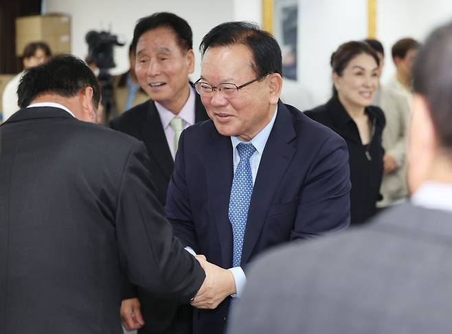 ▲ 더불어민주당 김부겸 대구시장 예비후보가 14일 대구 남구 대명동 대구시상인회관에서 전통시장 상인들과 정책간담회를 하기에 앞서 밝은 표정으로 인사하고 있다.연합