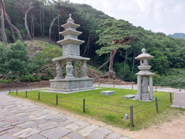 화엄사 사사자삼층석탑.