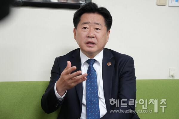 14일 오전 제주도청 기자실을 찾아 기자들과 대화를 나누고 있는 오영훈 지사.