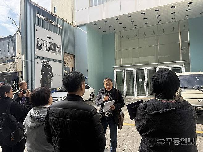해설사들이 서석의원 옛 터로 추정되는 곳에서 김필례 선생에 대해 설명하고 있다.