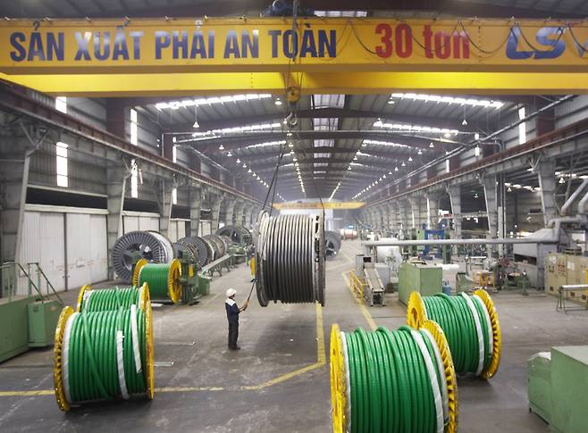 LS에코에너지 베트남 생산법인 LS-VINA에서 직원이 초고압 케이블을 생산하고 있다.(사진제공=LS에코에너지)