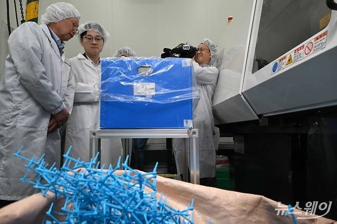 김정관 산업통상자원부 장관이 13일 오후 경기 안산시 에이디켐테크 본사에서 석유화학 중간제품인 의료용품 원료 수급 상황을 점검하고 있다. 사진=강민석 기자 kms@newsway.co.kr