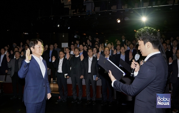 KB손해보험 구본욱 사장(왼쪽)을 비롯한 임원 및 부서장들이 8일 서울 강남구 KB아트홀에서 열린 '소비자서비스헌장' 선포식에서 금융소비자 보호 실천 의지를 다지고 있다.&nbsp;ⓒKB손해보험