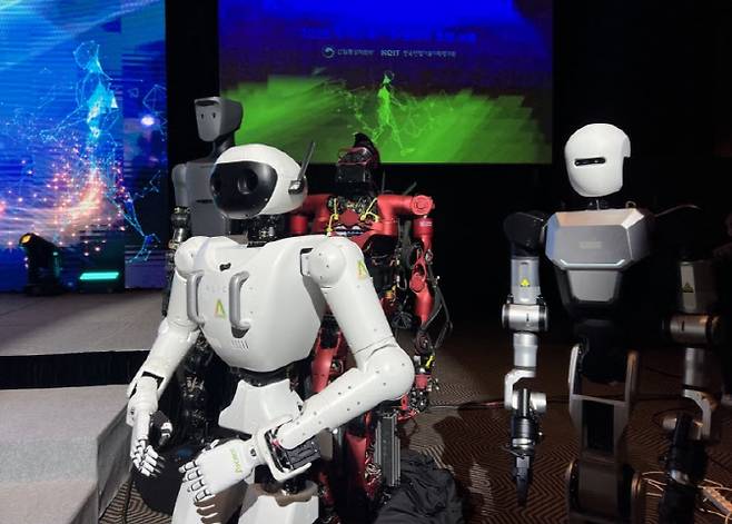 휴머노이드 M.AX 얼라이언스에 참여하는 주요 로봇 업체들의 하드웨어 (사진=신영빈 기자)