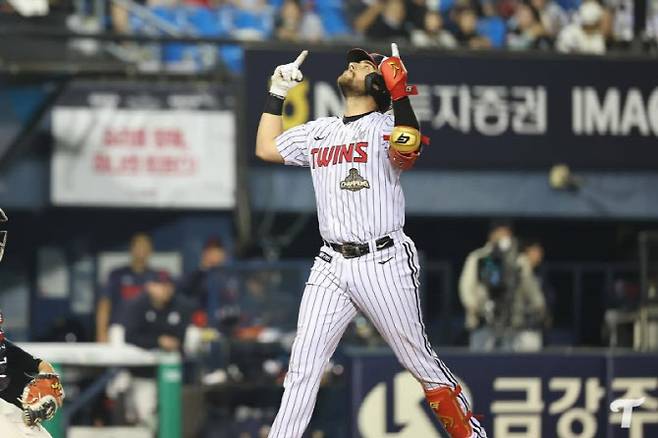 LG트윈스 오스틴 딘이 8회말 결승홈런을 터뜨린 뒤 기뻐하고 있다. 사진=LG트윈