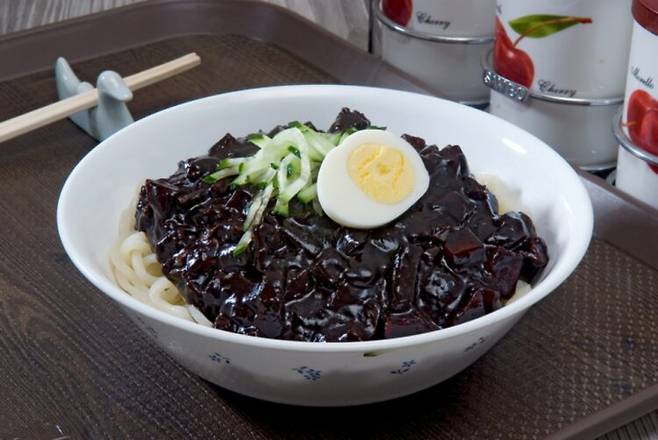 짜장면은 탄수화물과 지방, 나트륨이 높기 때문에 체중 증가와 혈당 급상승을 부를 수 있다. 사진=게티이미지뱅크