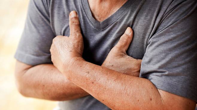 흉부 대상포진의 특징은 통증과 물집(수포)이다. 가슴 한쪽만 찌릿하거나 칼로 찌르는 듯 극심한 통증과 함께 띠 모양의 물집이 나타난다. 피부 발진 전 2~3일간 감기 몸살, 가려움이 먼저 나타난다. 물집이 생긴 뒤 72시간 안에 치료를 받아야 한다. 가슴 부위의 대상포진 환자가 느닷없이 오른쪽 다리에 마비 증상을 일으킨 사례가 보고됐다. 사진=게티이미지뱅크