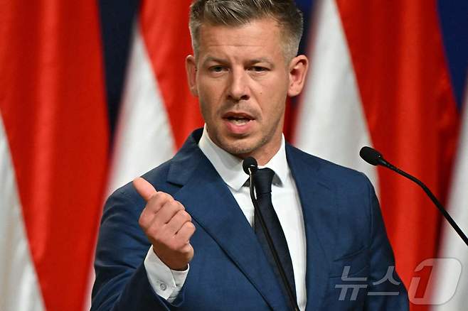 마자르 페테르(45) 티서당 대표가 13일(현지시간) 헝가리 부다페스트 훙엑스포 국제회의전시센터에서 기자회견을 하고 있다. 전날 헝가리 총선에서 마자르 대표가 이끄는 중도우파 성향의 티서가 199석 중 138석을 확보할 것으로 예상되면서 오르반 총리의 집권당 피데스가 참패했다. 2026.04.13. ⓒ AFP=뉴스1