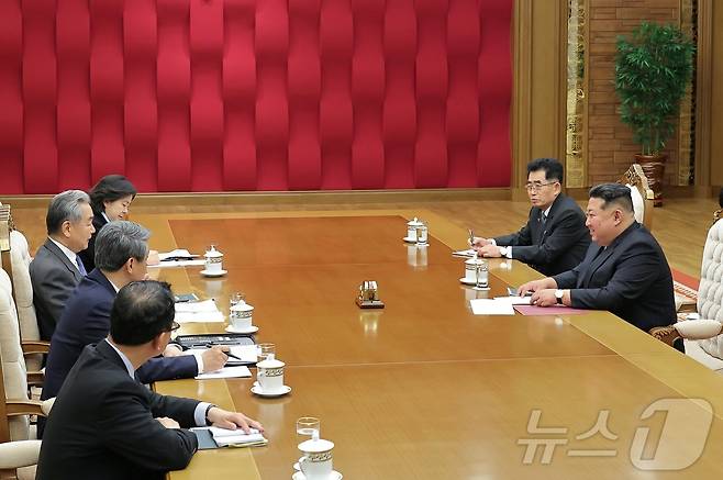 (평양 노동신문=뉴스1) = 북한 노동당 기관지 노동신문은 11일 김정은 노동당 총비서가 10일 평양에서 왕이 중국 외교부장을 접견하고 담화를 나눴다고 보도했다. [국내에서만 사용가능. 재배포 금지. DB 금지. For Use Only in the Republic of Korea. Redistribution Prohibited] rodongphoto@news1.kr