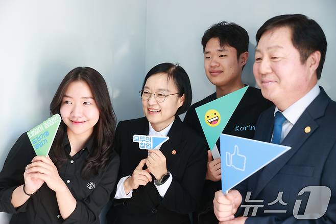 한성숙 중소벤처기업부 장관이 13일 대전광역시 유성구 충남대학교에서 열린 충남대학교 창업동아리 대학생 간담회를 마치고 김정겸 충남대 총장, 학생들과 기념촬영을 하고 있다. (중소벤처기업부 제공. 재판매 및 DB금지) 2026.4.13 ⓒ 뉴스1