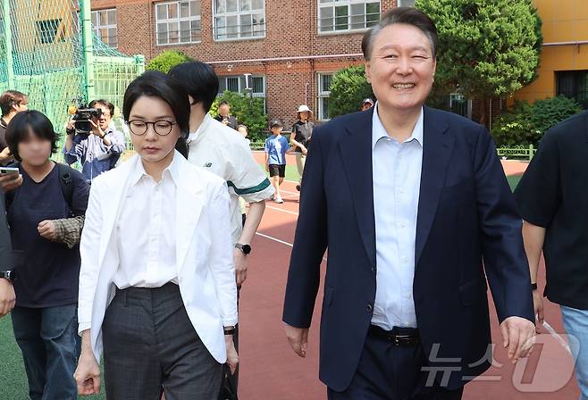 윤석열 전 대통령(오른쪽)과 김건희 여사.(공동취재) 2025.6.3 ⓒ 뉴스1 김명섭 기자