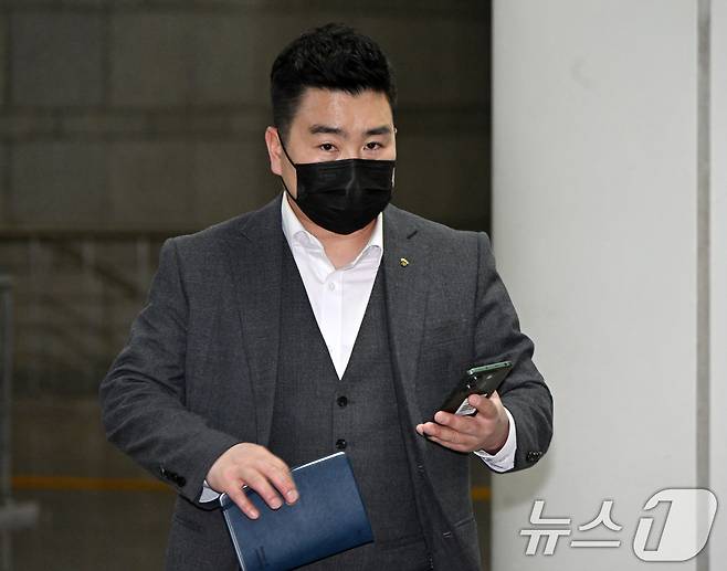 내란중요임무종사 등의 혐의를 받는 김현태 전 707특임단장이 14일 오후 서울 서초구 서울중앙지방법원에서 열린 민간 법원 첫 재판에 출석하고 있다. (공동취재) 2026.4.14 ⓒ 뉴스1 최지환 기자