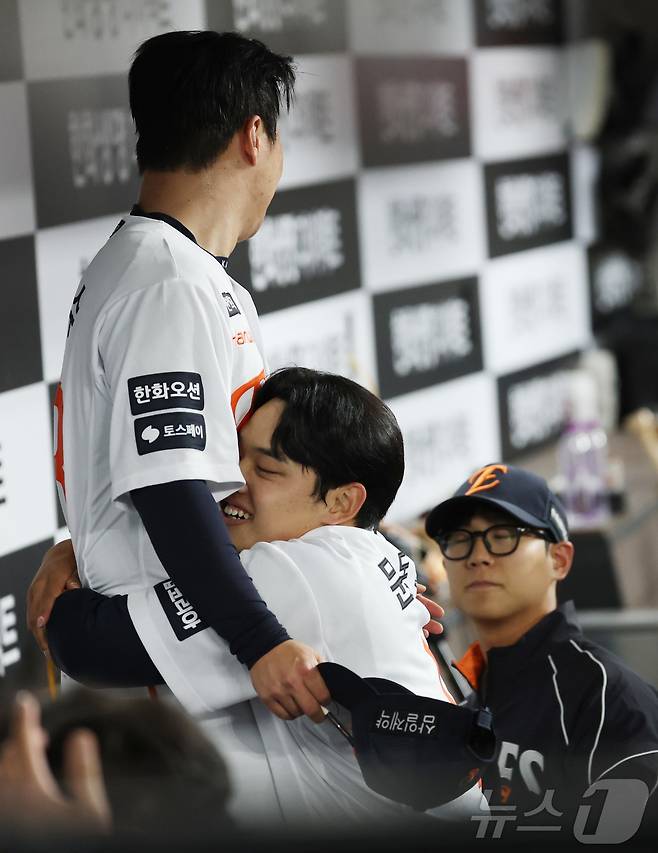 14일 대전 한화생명볼파크에서 열린 2026 신한 SOL KBO리그 삼성 라이온즈와 한화 이글스의 경기 6회초 2사 만루 상황, 한화 김종수가 호투로 위기를 넘기자 문동주가 기뻐하고 있다. 2026.4.14 ⓒ 뉴스1 김기남 기자