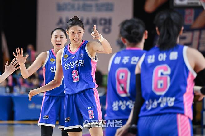 삼성생명 이해란이 13일 용인실내체육관에서 열린 BNK금융 2025~2026 여자프로농구 플레이오프 하나은행과 3차전에서 환호하고 있다. 사진 | WKLB