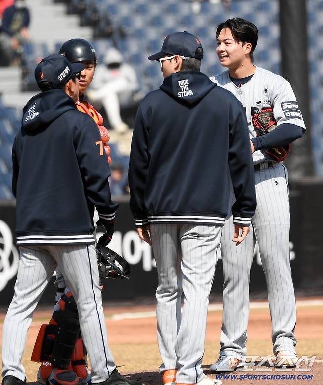 17일 대전 한화생명볼파크 열린 한화 이글스와 두산 베어스의 경기. 4회초 2사 1,2루 한화 양상문 코치가 마운드를 찾아 왕옌청을 격려하고 있다. 대전=박재만 기자 pjm@sportschosun.com/2026.03.17/