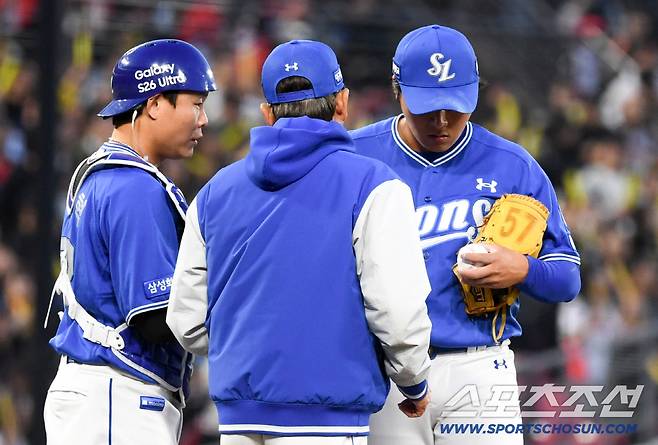 8일 광주 기아챔피언스필드에서 열린 KIA와 삼성의 경기. 삼성 최일언 코치가 마운드에 올라 선발 이승현을 격려하고 있다. 광주=박재만 기자 pjm@sportschosun.com/2026.04.08/