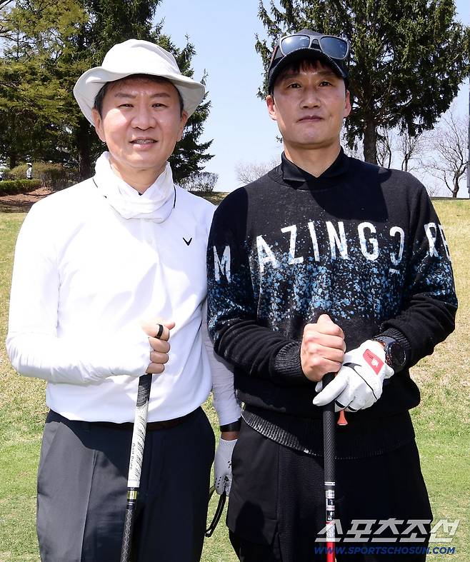 13일 용인 코리아CC에서 '2026 축구인 골프대회'가 열렸다. 함께 포즈를 취하고 있는 정몽규 대한축구협회 회장, 이정효 감독. 용인=송정헌 기자songs@sportschosun.com/2026.04.13/