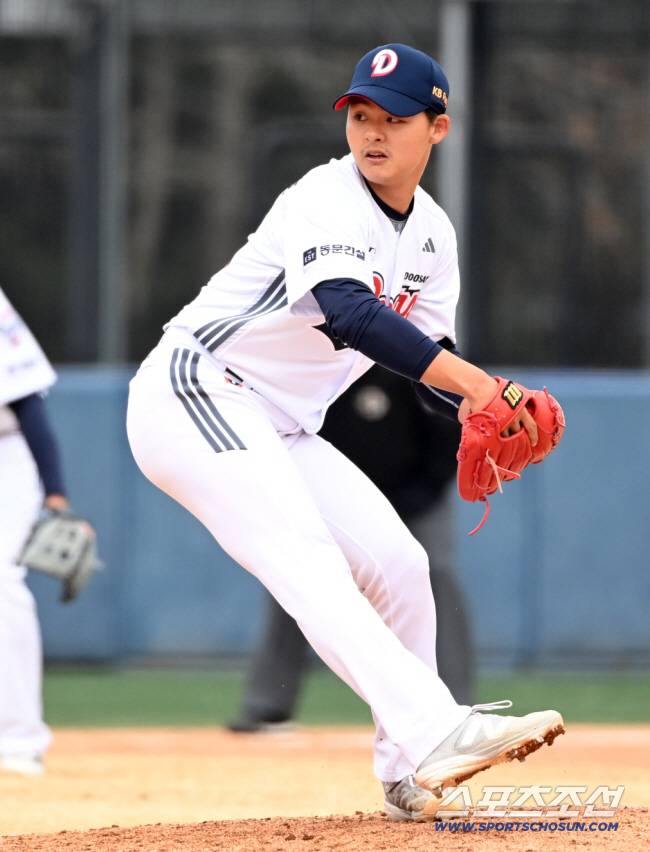 15일 이천베어스파크에서 열린 삼성과 두산의 시범경기. 두산 이교훈이 역투하고 있다. 이천=허상욱 기자wook@sportschosun.com/2026.03.15/
