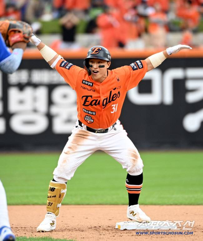 18일 대전한화생명볼파크에서 열린 삼성과 한화의 PO 1차전. 6회말 무사 2루 손아섭이 동점 1타점 2루타를 치고 환호하고 있다. 대전=허상욱 기자wook@sportschosun.com/2025.10.18/