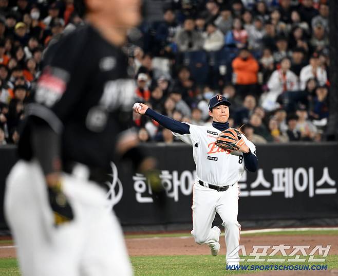 1일 대전한화생명볼파크에서 열린 KT와 한화의 경기. 4회초 한화 3루수 노시환이 KT 장성우의 땅볼타구를 잡아 1루로 던지고 있다. 대전=허상욱 기자wook@sportschosun.com/2026.04.01/