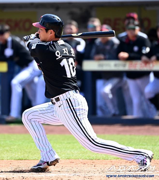 22일 대구삼성라이온즈파크에서 열린 LG와 삼성의 시범경기. 3회초 무사 2루 LG 오지환이 1타점 2루타를 치고 있다. 대구=허상욱 기자wook@sportschosun.com/2026.03.22/