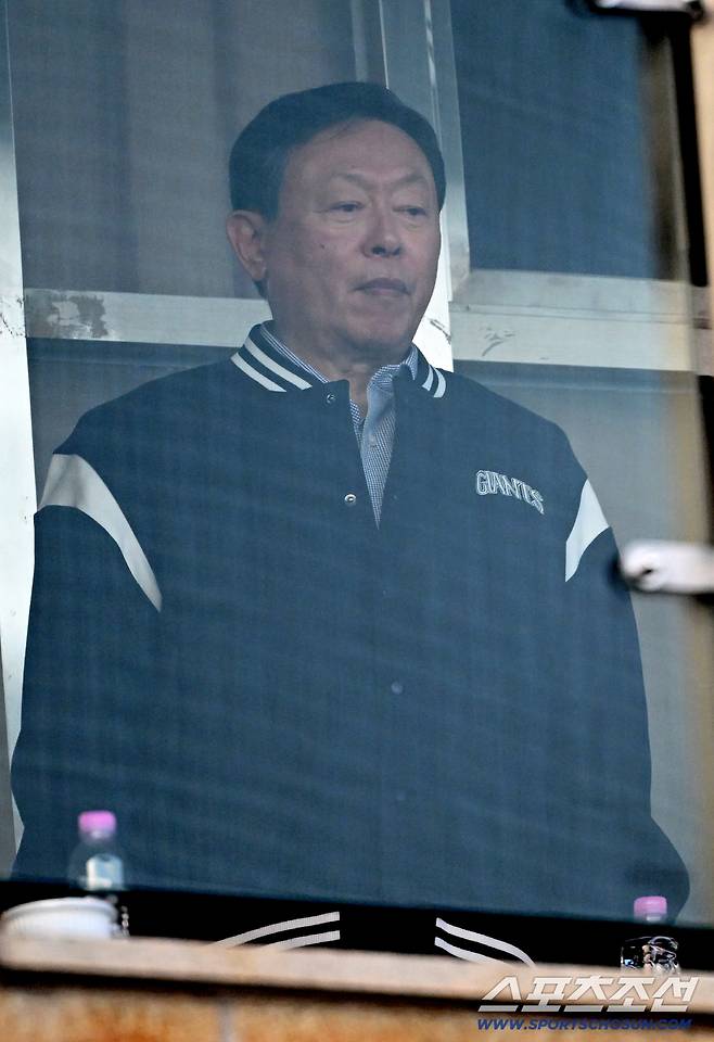 14일 잠실구장에서 열린 LG와 롯데의 경기. 신동빈 롯데그룹 회장이 경기를 지켜보고 있다. 잠실=박재만 기자 pjm@sportschosun.com/2026.04.14/