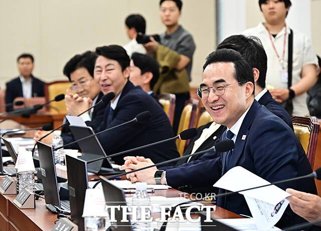 새롭게 과방위에 합류한 박홍근 더불어민주당 의원(오른쪽)이 인사말을 하고 있다.