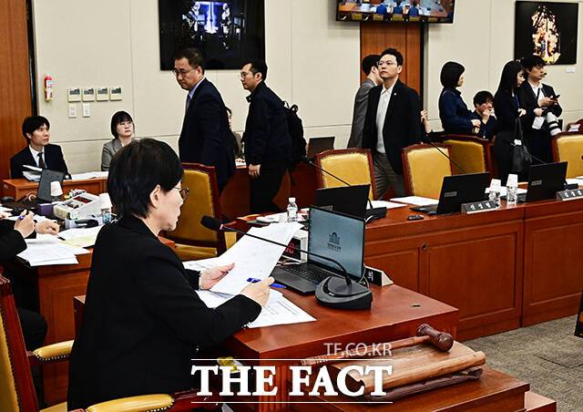 고광헌 방미심위 위원장 후보자 인사청문경과보고서 채택의 건 의결에 앞서 이석하는 국민의힘 의원들.