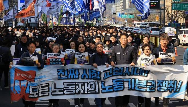 '노란봉투법'(노동조합 및 노동관계조정법 2·3조 개정 법률) 시행 첫날인 10일 서울 세종로에서 열린 민주노총 투쟁 선포대회에서 집회를 마친 민주노총 조합원 등이 행진하고 있다. 연합뉴스