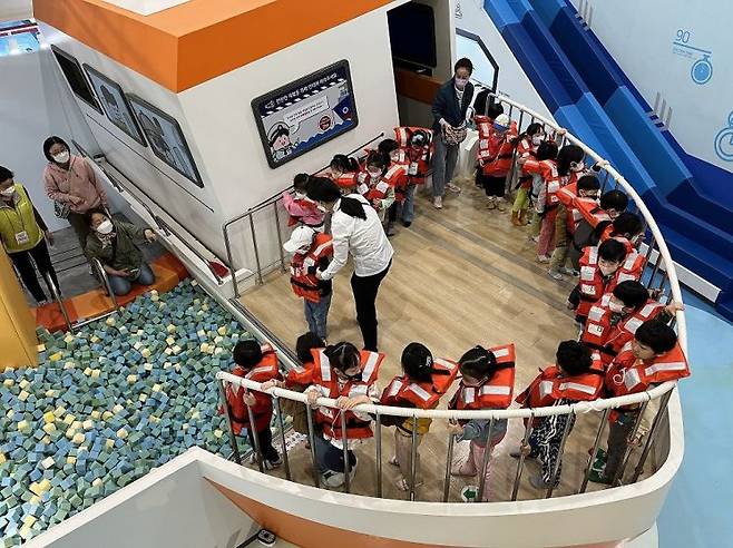 어린이들의 해양안전체험 모습. 송파구 제공.