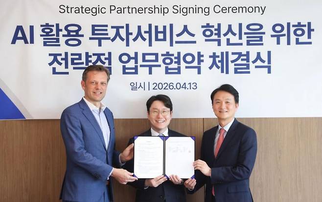 13일 오후 서울 여의도 키움증권 본사에서 LG AI연구원-LSEG-키움증권이 금융 AI 에이전트 서비스 출시를 위한 3자 업무협약을 체결했다. 사진 왼쪽부터 니콜라스 팔마뉴(Nicolas Falmagne) LSEG 글로벌영업대표, 임우형 LG AI연구원장, 엄주성 키움증권 대표. ㈜LG.