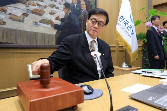 이창용 한국은행 총재가 지난 10일 서울 중구 한국은행 본관에서 마지막 금융통화위원회 본회의를 주재하고 의사봉을 두드리고 있다. 2026.4.10 강진형 기자