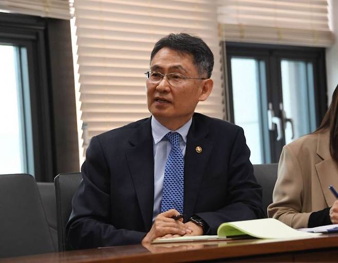 주요 재경관들과 영상회의를 진행 중인 허장 재정경제부 2차관. 재정경제부.