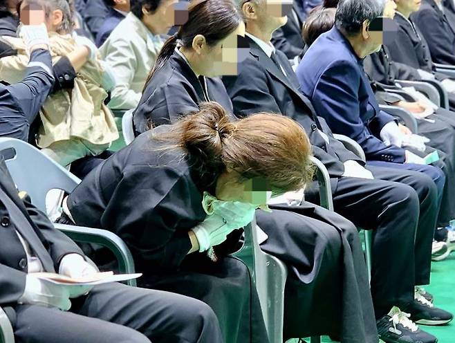하루아침에 다정한 남편이자 세 아이의 아빠를 잃은 아이 엄마가 고(故) 박승원 소방경의 영정 앞에서 오열하고 있다. 이준경 기자
