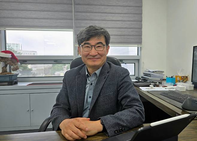 성재영 뉴라클사이언스 대표이사는 지난 1일 서울 성북구 고려대학교에서 조선비즈와 만나 “2만 개의 유전자를 전수 조사해 약물 표적 가능성이 가장 높은 ‘노블(Novel) 타깃’ FAM19A5를 세계 최초로 발굴했다”며 “시냅스 연결을 복원하는 혁신적인 원리를 임상 데이터로 증명해, 국내 기술이 세계 시장을 선도하는 ‘퍼스트인클래스(First-in-Class·아직 출시된 제품이 없는 최초 신약)’ 신약 시대를 열겠다"라고 포부를 밝혔다. /허지윤 기자