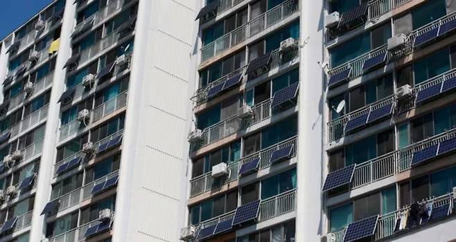 서울 노원구 월계동 청백 1단지 아파트의 베란다 외부에 태양광 패널이 설치돼 있다. /조선DB