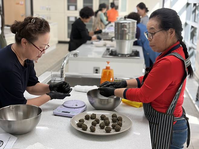 금산군농업기술센터는 지난 13일부터 총 6회 과정으로 지역 농특산물을 활용한 인삼·약초  실습 중심 요리 프로그램으로 요리 교육을 운영한다. 사진은 곡류를 이용한 인삼요리를 주제로 한 실습 모습. 금산군 제공