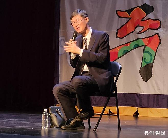 문형배 전 헌법재판소장 권한대행이 11일 오후 부산 중구 부산민주공원 대강당에서 ‘탄핵 결정으로 본 민주주의’를 주제로 강연하고 있다. 
김화영 기자
run@donga.com