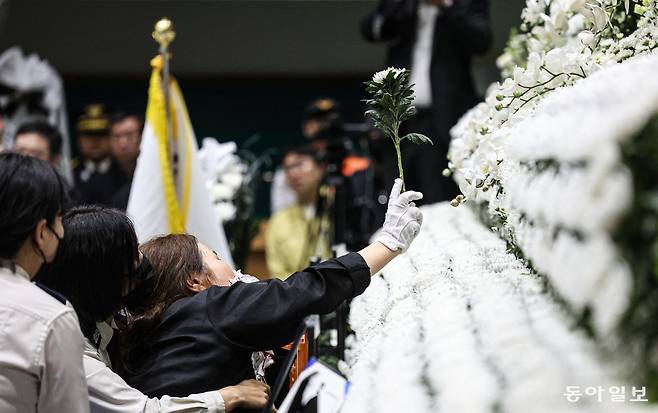 14일 오전 전남 완도군 농어민문화체육센터에서 고(故) 박승원 소방경과 고(故) 노태영 소방교의 영결식이 엄수되고 있는 가운데 노 소방교의 유가족이 국화로 헌화대를 두드리고 있다. 완도=이한결 기자 always@donga.com