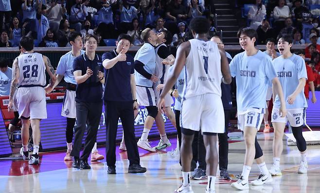 소노 선수들이 14일 서울 송파구 잠실학생체육관에서 열린 2025-2026시즌 프로농구 6강 플레이오프 2차전 3쿼터에 30점을 몰아치며 SK에 역전한 뒤 환호하고 있다. 뉴시스