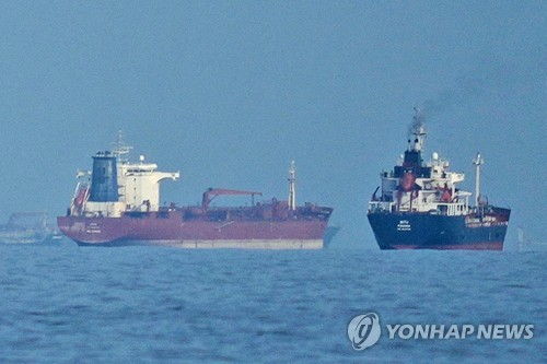 호르무즈 해협의 유조선과 화물선 [AP=연합뉴스]